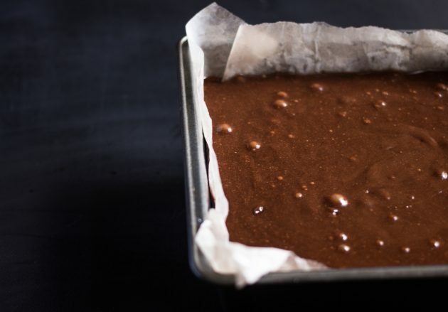 recept na čokoládové brownies: cesto nalejeme do formy
