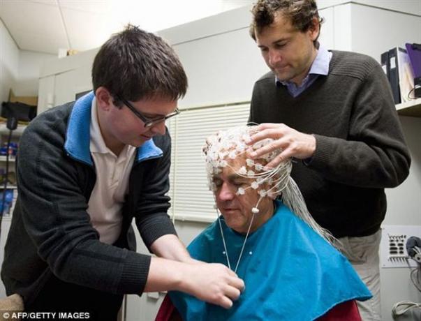 Andy Francis a Anthony Lutz fixné senzory na hlave Matthieu Ricard