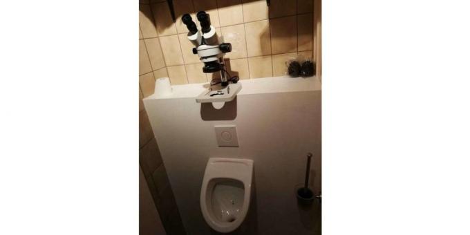 Mikroskop na záchode