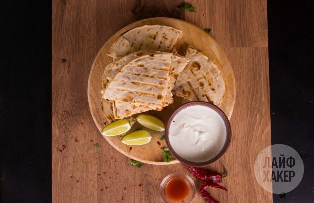 Kuracie, kukuričné ​​a paradajkové salsa Quesadillas: Tortillu nakrájame na štvrtiny