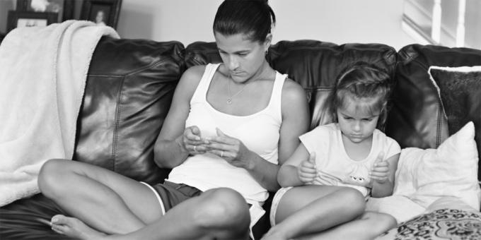 Ľudia bez smartphony - matky a dcéry