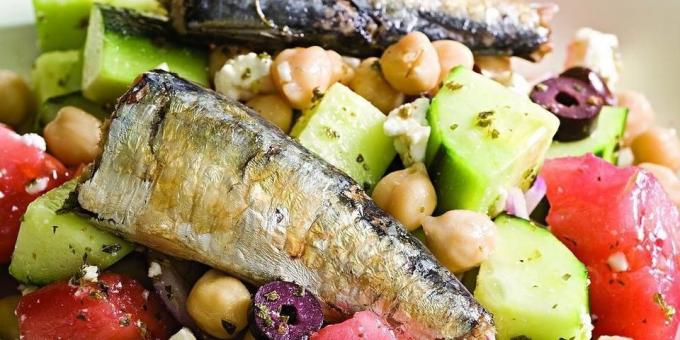Šaláty s rybami: Grécky šalát s sardinky