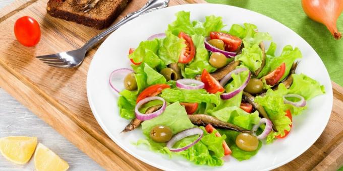 Jednoduchý šalát so šprotami, paradajkami a olivami