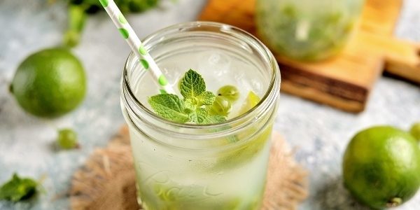 To, čo sa varí z egrešov: nealkoholické mojito s egrešov