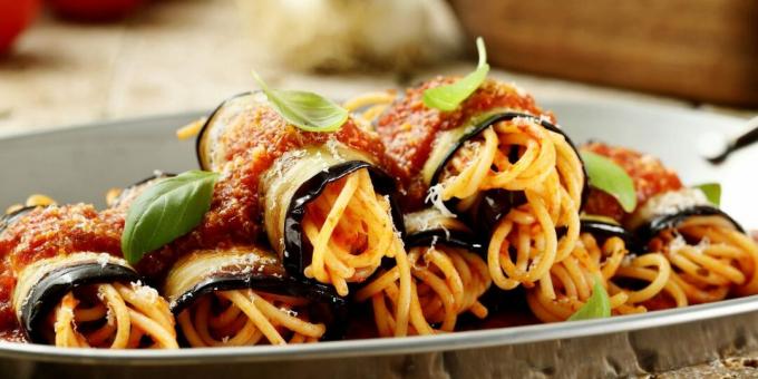 Baklažánové rolky so špagetami a paradajkovou omáčkou