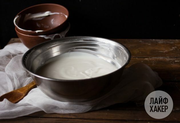 Ak chcete pripraviť domáci smotanový syr na báze jogurtu, zmiešajte kyslú smotanu a jogurt