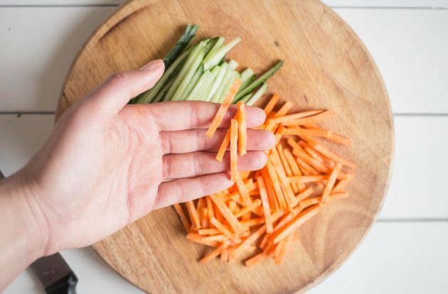 Recept na pohánkové rezance so zeleninou: mrkvu a uhorku nakrájajte na tenké prúžky