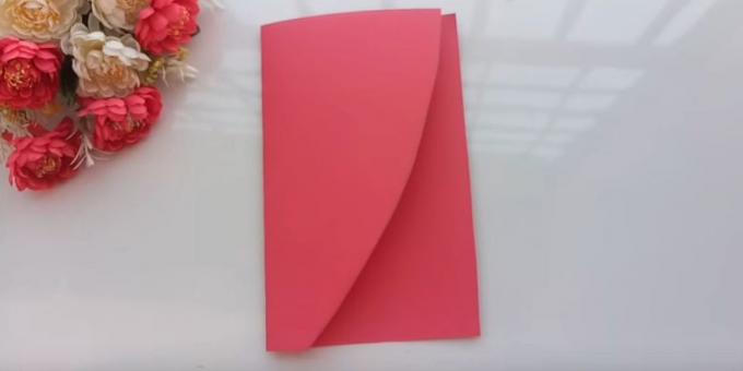 Bend karmínovo papier na polovicu priečne