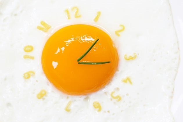Miešané vajíčka v mikrovlnnej rúre: Recept pre lenivé a hlad