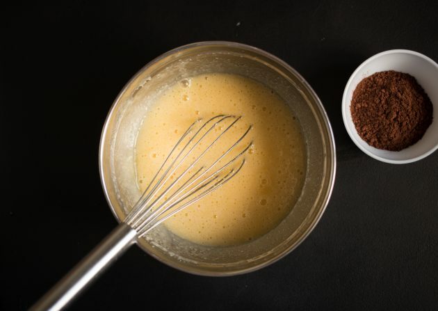 Recept na kakao a krémový syr Brownie: Pridajte vajcia a zmes dobre rozšľahajte