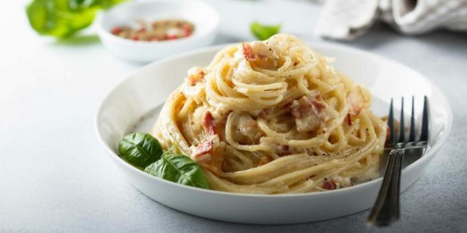 Cestoviny carbonara so smotanovým syrom a slaninou