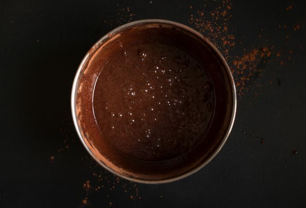 Recept na brownie s kakaom a krémovým syrom: výslednú hmotu skombinujte s preosiatymi suchými ingredienciami