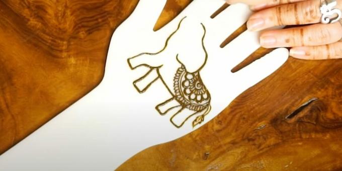 Henna kresba slona na ruke: pridajte vzor na chrbát