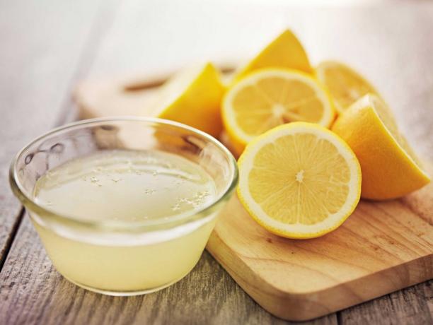 Lemon voda proti škvrnám v mikrovlnnej rúre