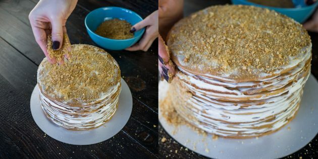 Recept na medovinový koláč: zvyšný koláč rozdrobte na strúhanku a posypte ním koláč.