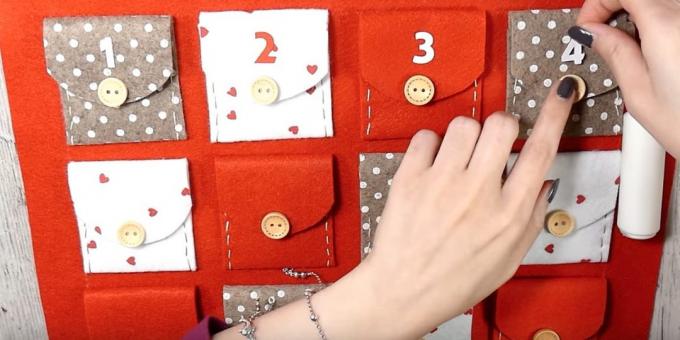 Adventný kalendár s vlastnými rukami: prilepte chlopne na vreckách a tlačidiel a čísel