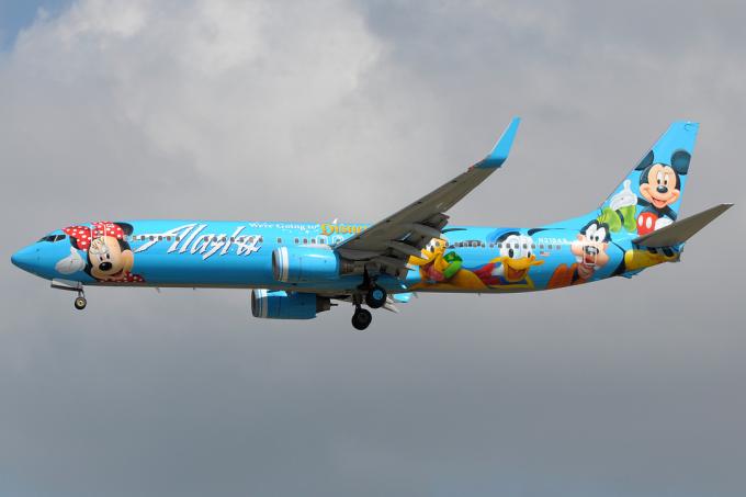 Airlines Boeing 737-900 Alaska Airlines livrej v Disneylande