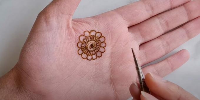 Henna kresby na ruky: nakreslite kvetinu