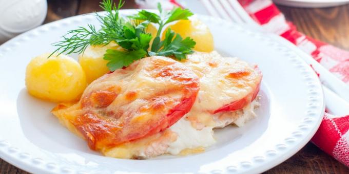 Ružový losos v rúre s paradajkami a syrom: jednoduchý recept