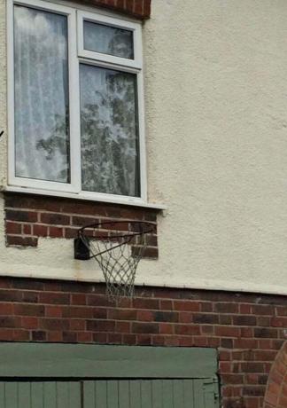 basketbalový kôš pod oknom