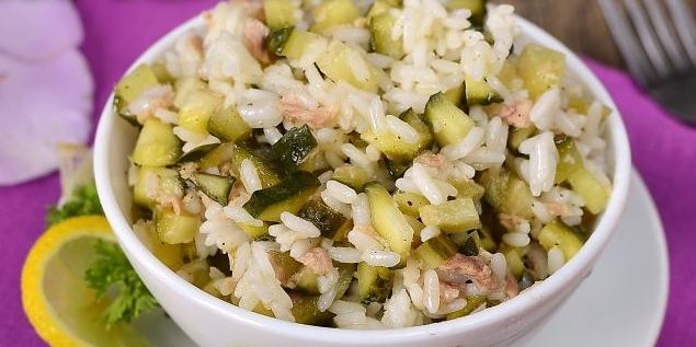Šalát s ryžou, tuniak a uhorky