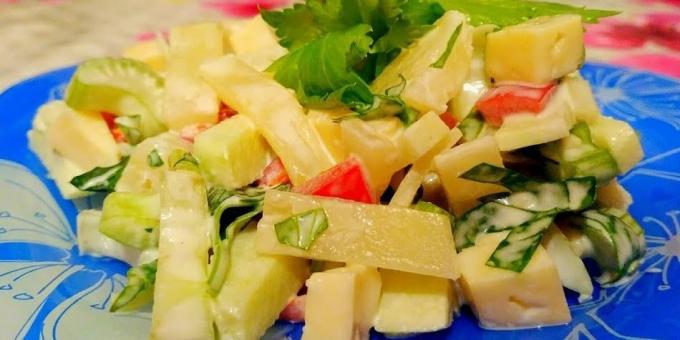 Ako sa pripraviť šalát s ananásom, zeler, jablká, syr a korenie