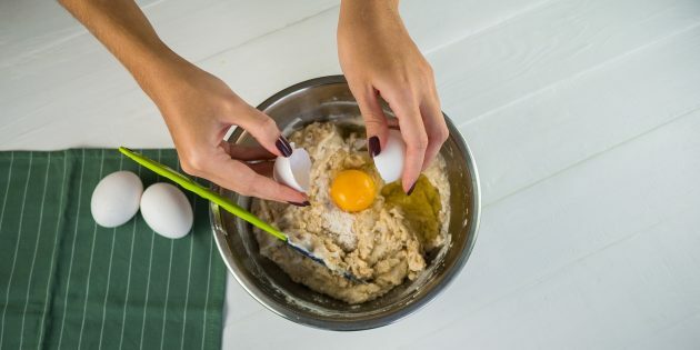 Koláč s hruškami a orechmi: Pridajte jogurt, maslo a vajcia