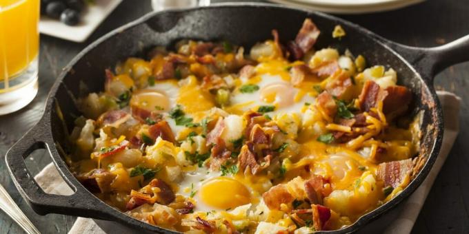 Vyprážané vajcia so slaninou, zemiakmi a syrom