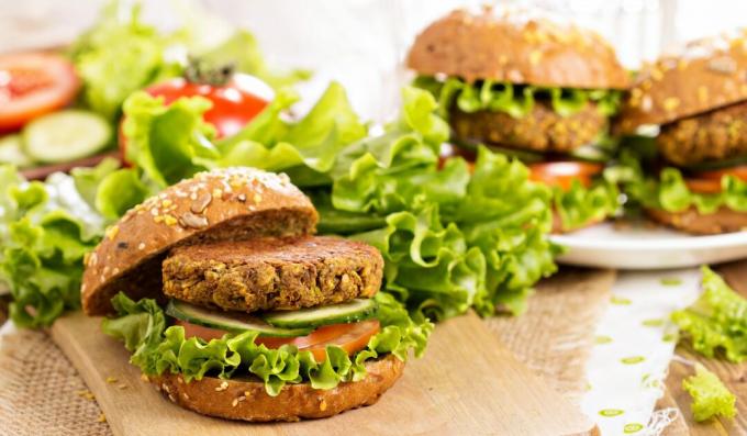 Vegetariánsky hamburger so zemiakovým a orechovým rezňom