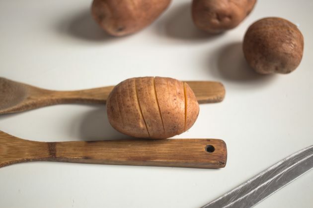 Zemiaky Hasselbeck: zemiaky nakrájame