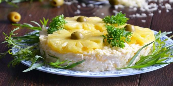 Recepty: Šalát s ananásu, syrom a cesnakom