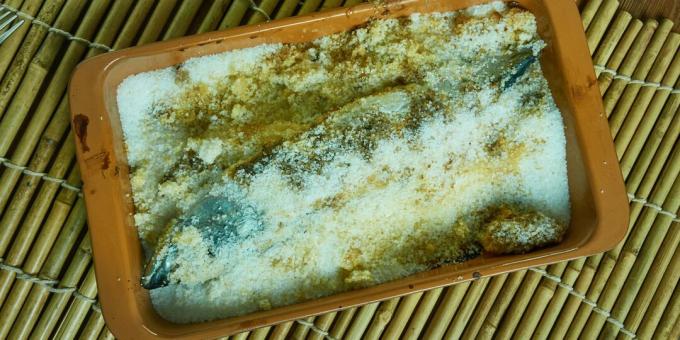 Makrela v rúre na slano: jednoduchý recept